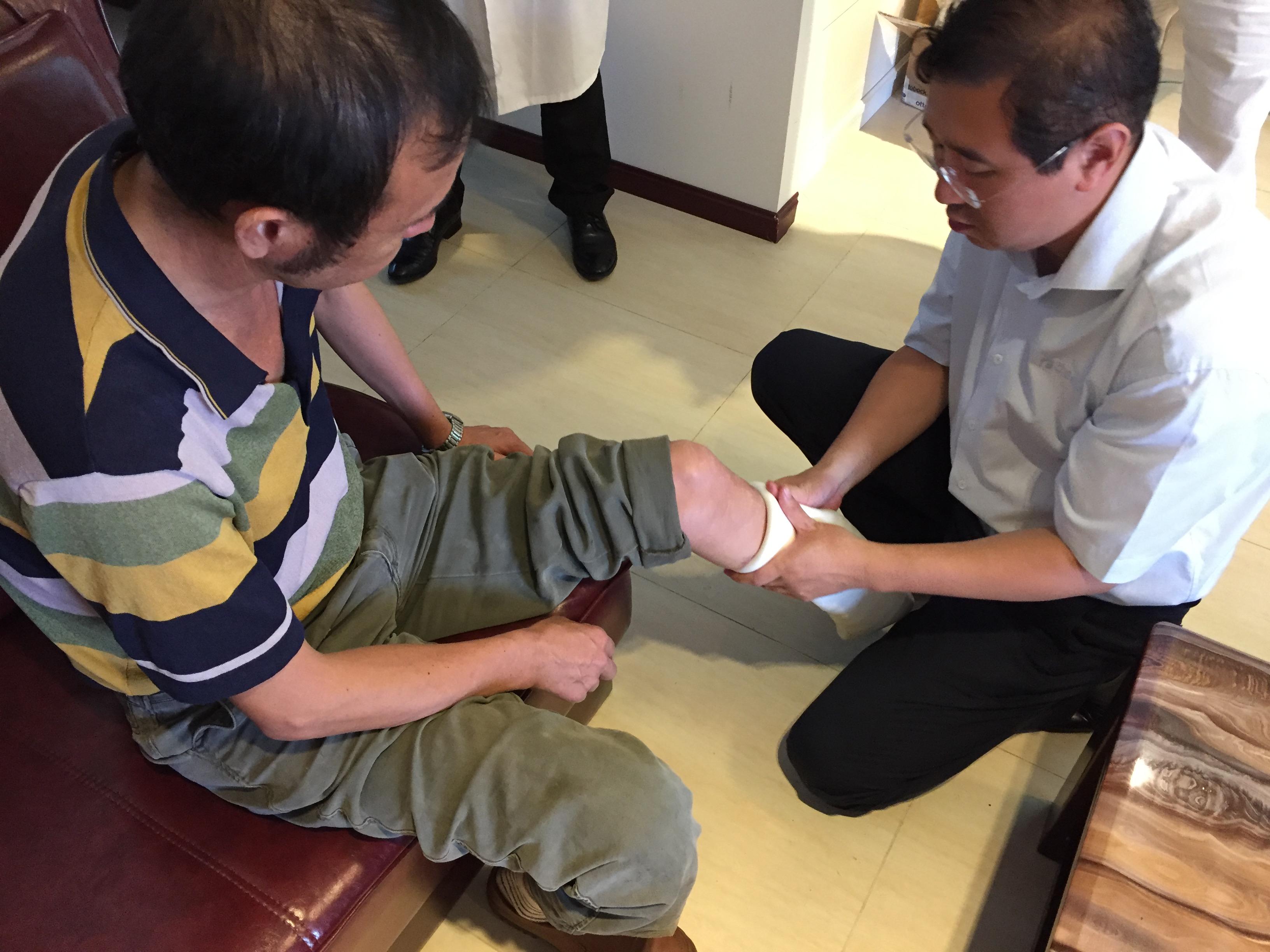 假肢患者進(jìn)行安裝腿部假肢矯形器時(shí)注意哪些事項(xiàng)(圖1) 假肢患者進(jìn)行安裝腿部假肢矯形器時(shí)注意哪些事項(xiàng)(圖1)